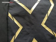 Logo de 2XUU en el cuádriceps