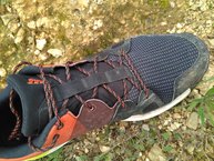 Adidas Kanadia TR 8: Lengeta muy simple y neutra, tanto en estructura como grosor, y con cinta para sujetar el atado y posicionarla correctamente.​