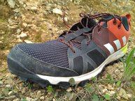 Adidas Kanadia TR 8: Antepie con horma amplia, mesh grueso y puntera bien protegida, para chutar piedras con solvencia...