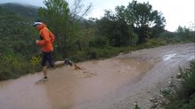 El agua entra con facilidad al pasar sobre charcos con las Adidas Terrex Trailmaker.