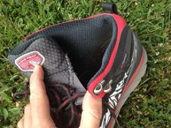 Altra Lone Peak 3.0 Mid Neoshell con su lengeta ligada al upper