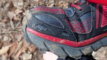 Altra Lone Peak 3.5: La puntera reforzada nos proteje en terrenos exigentes y los agujeros nos mantienen el pie seco.