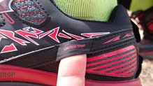 Altra Lone Peak 3.5: Anclaje de polainas de 4 puntos.