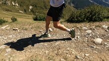 Mejor con los cordones por el último ojal (sujetan más).
