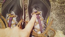 Altra Timp 1.5 viene con 4 puntos de anclaje para sus polainas. Vista 1.