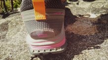 Altra Timp 1.5 viene con 4 puntos de anclaje para sus polainas. Vista 2, trasera.