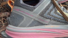Altra Timp 1.5 viene con 4 puntos de anclaje para sus polainas. Vista 3 laterales.