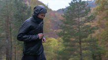 La Arcteryx Norval SL Insulated Hoody es una prenda para correr por climas frios y humedos