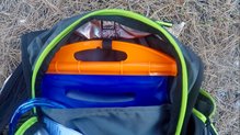 La mochila Asics Fujitrail Speed Backpack inclute bolsa de hidratación de 1.5 litros.