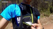 La Asics Fujitrail Speed Backpack tien un compartimento para llevar el smartphone.