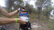 El interioir está totalmente seco despues de mojar la Asics Fujitrail Speed Backpack.