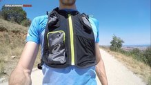 Encontramos hasta 3 bolsillos delanteros para guardar cosas en la Asics Fujitrail Speed Blackpack.