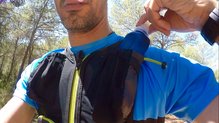 Podemos usar los bolsillos delanteros para poder poner sistemas de hidratación alternativos en la Asics Fujitrail Speed Backpack.
