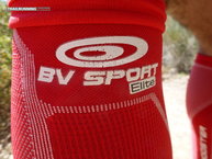 Detalle del logo agrietado de las Pantorilleras BV Sport  Booster Elite