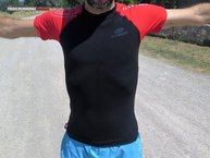 La compresin que ejerce la camiseta BV Sport Haut Technique SKAEL es verdaderamente potente.