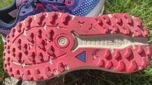 Brooks Caldera 6. Suela con mismo compuesto TrailTack y taqueado diferente.