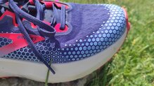 Brooks Caldera 6. Con rocker elevado para compensar la falta de flexibilidad.