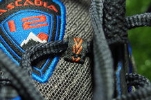 Brooks Cascadia 12, pasador en la lengüeta.