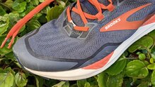 BROOKS CASCADIA 15: Upper sin deformaciones ni roturas