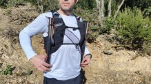 Camelbak Apex Pro, con bastones en asas.