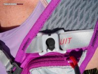 Camelbak Circuit Vest, gracias al sistema de sujecin imantado del tubo de hidratacin es muy fcil su manipulacin.