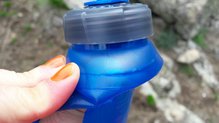 Camelbak Nano Handheld: la parte superior ms ancha y rgida, permite abrir el tapn sin retorcer el bidn