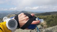 Camelbak Nano Handheld: usando las cintas en mueca y dedos