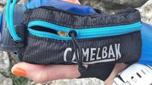 Camelbak Nano Handheld: cinta en la cremallera para abrir/cerrar fcil con guantes o en movimiento