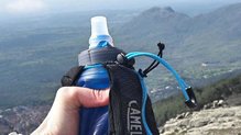 Camelbak Nano Handheld: la sujecin X-Grip Hand Strap es ajustable y podramos ponerlo en otros bidones