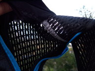 Camelbak Ultra 10 Vest , vista de la capacidad de transpiración de la malla 3D.