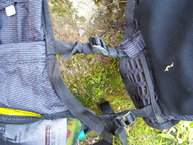 Camelbak Ultra 10 Vest, para evitar que las correas se aflojen continuamente es necesario hacerles un nudo.