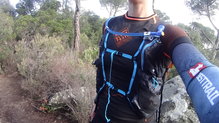 Camelbak Ultra 10 Vest , vista de los ajustes frontales.