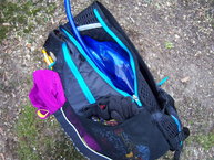 Camelbak Ultra 10 Vest, compartimento adaptado a la bolsa de hidratación, donde es difícil introducirla si tenemos la mochila llena.