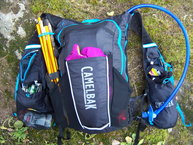 Camelbak Ultra 10 Vest, cargada hasta los topes con bolsa de hidratación.