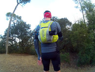 Camelbak Ultra Pro Vest: La mochila llena y con los palos fijados