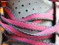 Los cordones son sencillos y planos, se deslizan muy bien al momento de ceirlas al pie.