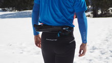 Los bastones quedan fijados perfectamente al Compressport Free Belt Pro