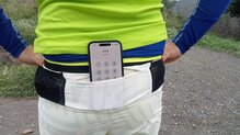 El bolsillo trasero lleva cremallera para guardar nuestros enseres más valiosos