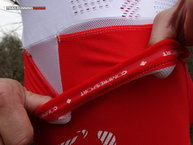 Banda de silicona en el interior de la cintura que mantiene la camiseta en su sitio, sin desplazamientos.