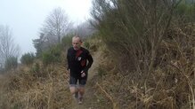 COMPRESSPORT WINTER TRAIL POSTURAL: Detalles corporativos que destacan sobre el negro del tejido, dando buena visibilidad