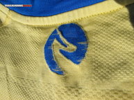detalle de logo y malla de celda abierta en la espalda.