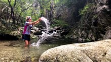 Refrescandome después de un entreno en las Gorgues de Carança con la camiseta Crazy Idea Satin