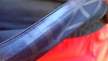 Deewear Compress T-Shirt: Silicona para evitar que se suba.