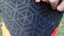 Deewear Compress T-Shirt: Ahí podemos ver el grafeno impregnando nuestra camiseta en forma de hexágonos.