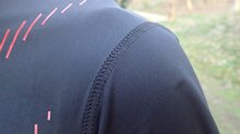 Deewear Compress T-Shirt: detalle de costura de las mangas