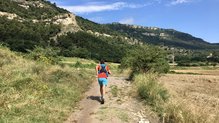 Corriendo por la sierra con mochila Dynafit Alpine 9.