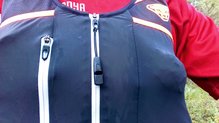 Silbato en la cuerda de la cremallera de la Dynafit Alpine Running Vest
