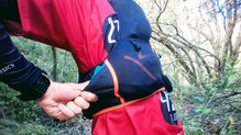 Accediendo al bolsillo trasero sin quitarnos la Dynafit Alpine Running Vest