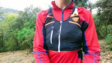 Con un soft flask se mantiene el buen reparto del peso en la Dynafit Alpine Running Vest