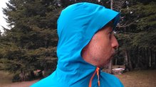 La capucha de la Dynafit WP 2.5L permite girar la cabeza